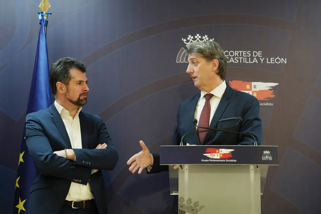 El secretario general electo del PSOE de Castilla y León, Carlos Martínez, ofrece una rueda de prensa junto al portavoz socialista en las Cortes, Luis Tudanca, antes de reunirse con el Grupo Parlamentario Socialista. Fotos: Rubén Cacho.