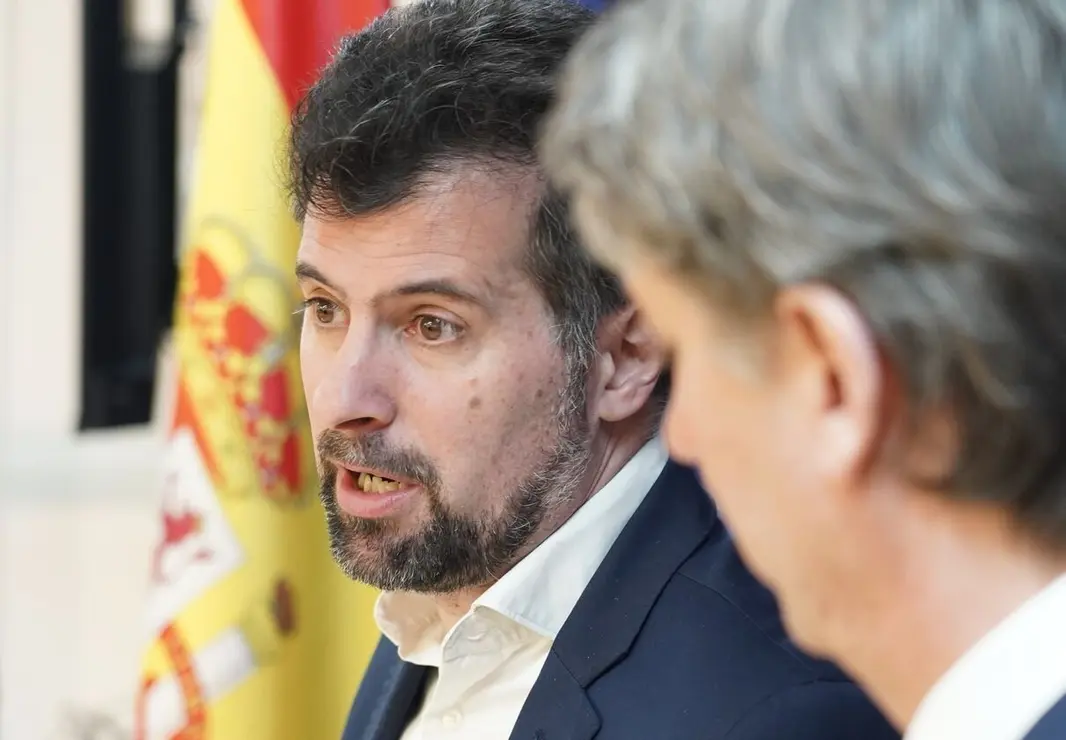 El secretario general electo del PSOE de Castilla y León, Carlos Martínez, ofrece una rueda de prensa junto al portavoz socialista en las Cortes, Luis Tudanca, antes de reunirse con el Grupo Parlamentario Socialista. Fotos: Rubén Cacho.