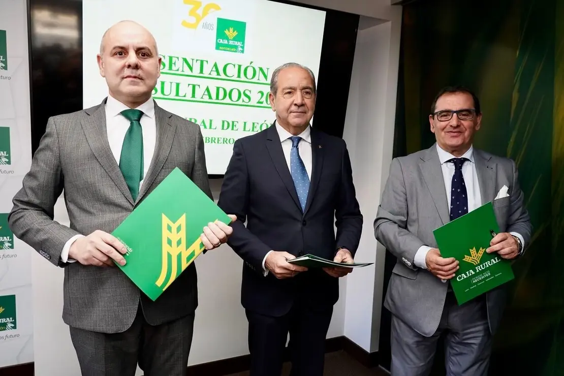 El director general de Caja Rural, Cipriano García Rodríguez, presenta el balance del ejercicio 2024 de la entidad junto al director de Comunicación y Relaciones Institucionales, Narciso Prieto, y el director territorial de Expansión, Alejandro Hidalgo. Fotos: Campillo.