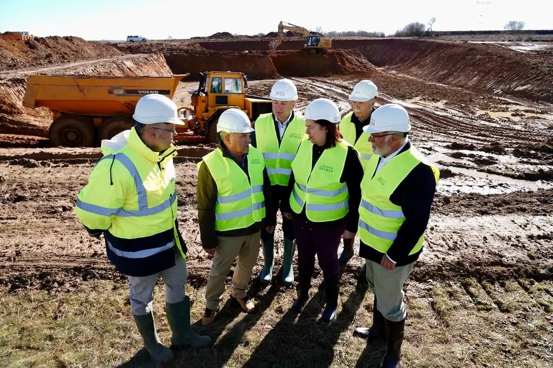 La secretaria de Estado de Agricultura y Alimentación, Begoña García, visita, junto al delegado del Gobierno, Nicanor Sen, entre otras autoridades, tres actuaciones diferentes de modernización de regadío en la Comunidad de Regantes del Canal Margen Izquierda y en la Ribera Alta del Porma. Fotos: Campillo.