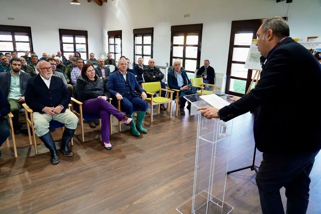 La secretaria de Estado de Agricultura y Alimentación, Begoña García, visita, junto al delegado del Gobierno, Nicanor Sen, entre otras autoridades, tres actuaciones diferentes de modernización de regadío en la Comunidad de Regantes del Canal Margen Izquierda y en la Ribera Alta del Porma. Fotos: Campillo.