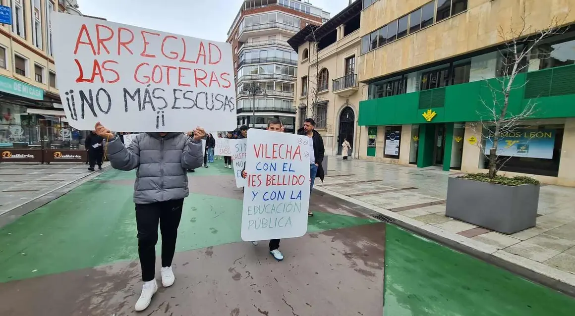 "Sin calefacción, no hay educación". Los estudiantes del instituto García Bellido de la capital, ubicado en la pedanía de Armunia, se han manifestado este jueves por las calles de León capital reclamando mejores condiciones en las aulas, más profesorado y "menos goteras".