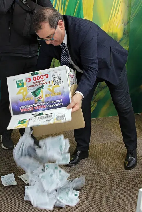 Caja Rural sortea ante notario las pagas extra de su campaña navideña en la provincia de León. Foto: Peio García.