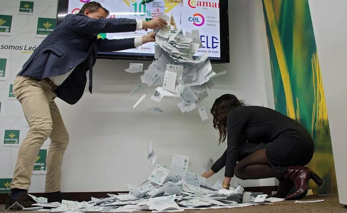 Caja Rural sortea ante notario las pagas extra de su campaña navideña en la provincia de León. Foto: Peio García.