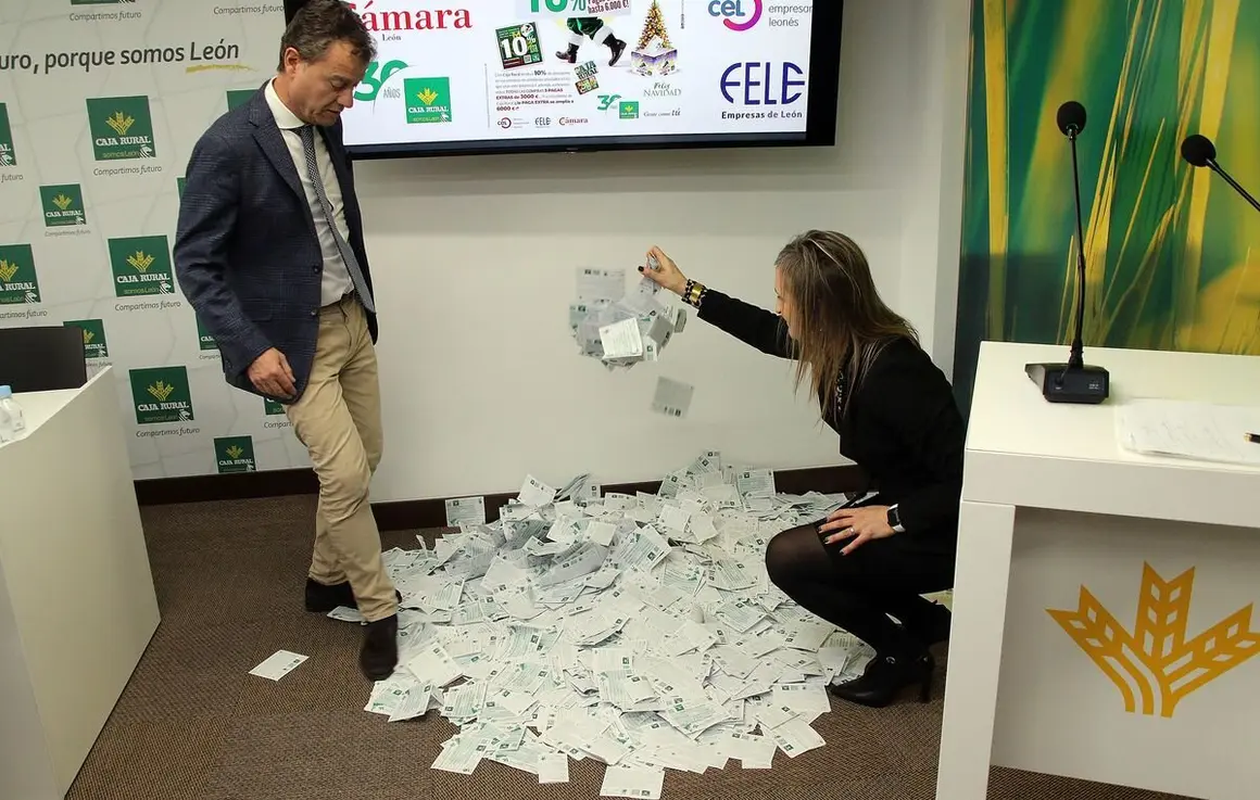 Caja Rural sortea ante notario las pagas extra de su campaña navideña en la provincia de León. Foto: Peio García.