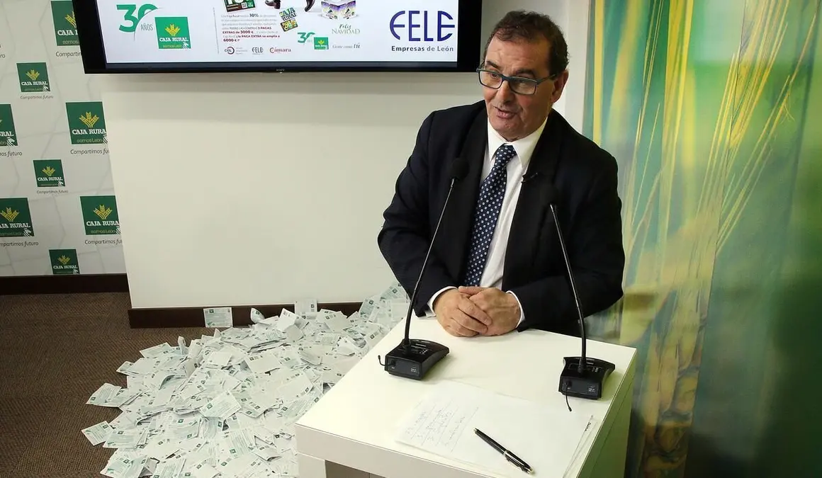 Caja Rural sortea ante notario las pagas extra de su campaña navideña en la provincia de León. Foto: Peio García.