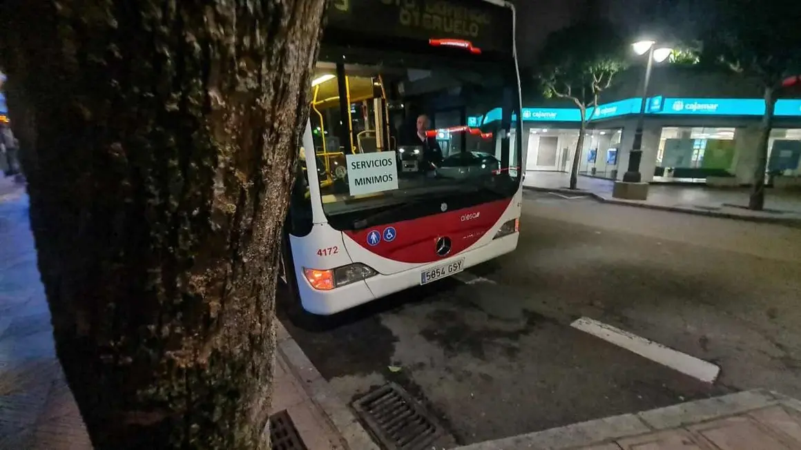 Imagen de un autobús en servicios mínimos durante la huelga.