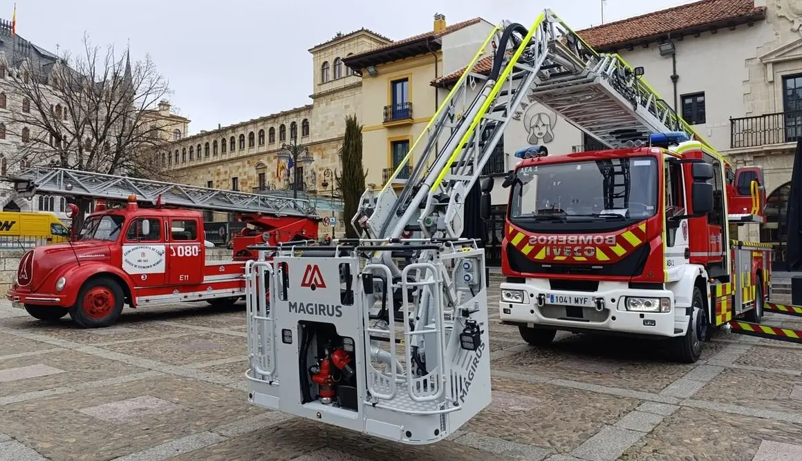 Diez presenta el nuevo vehículo de los Bomberos del Ayuntamiento de León.