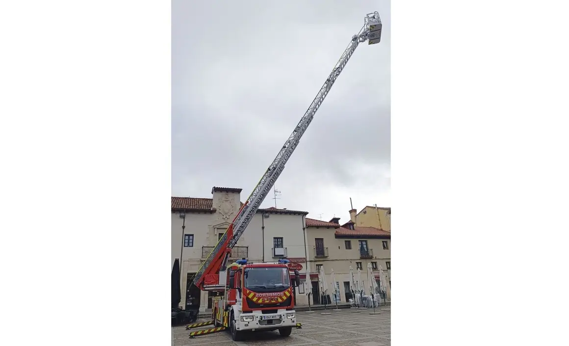 Diez presenta el nuevo vehículo de los Bomberos del Ayuntamiento de León. Foto: Isabel Alonso Álvarez.