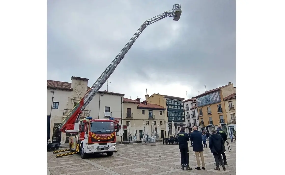 Diez presenta el nuevo vehículo de los Bomberos del Ayuntamiento de León. Foto: Isabel Alonso Álvarez.