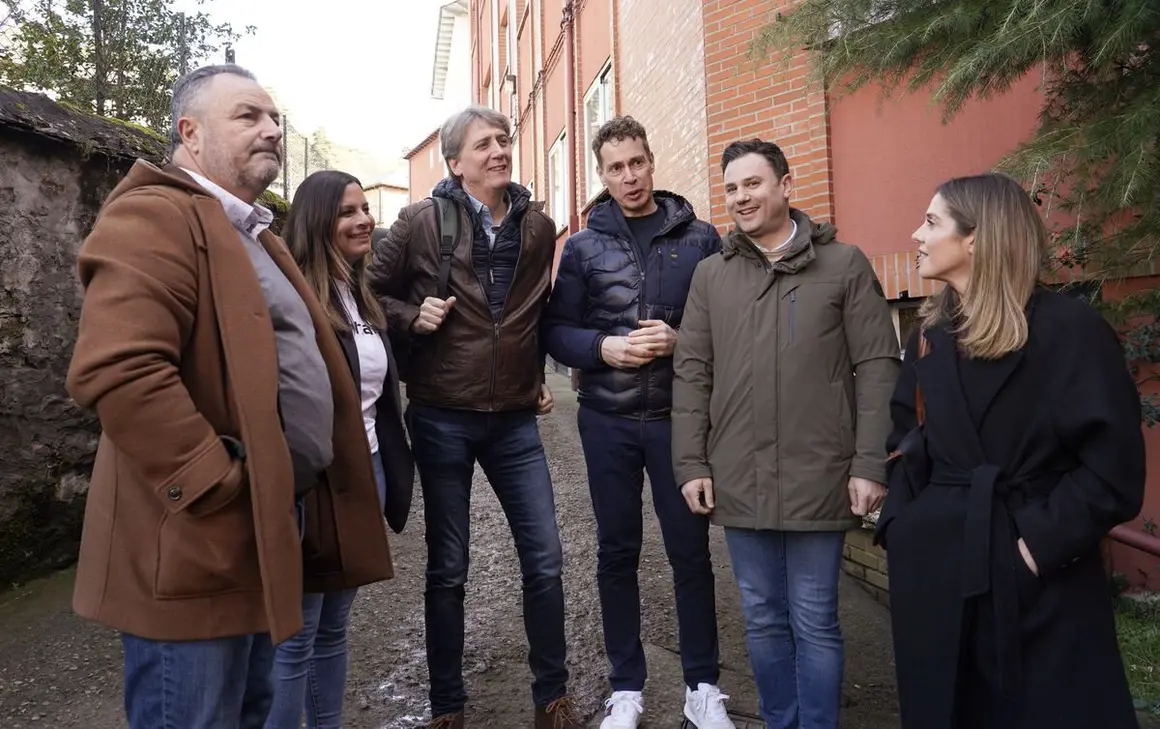 El secretario general electo del PSOECyL, Carlos Martínez, atiende a los medios de comunicación antes de participar en un encuentro con militantes del PSOE de Villablino, junto al secretario general del PSOE de León, Javier Cendón, y el alcalde, Mario Rivas. Foto: César Sánchez.