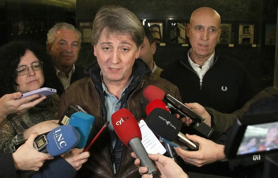 El secretario general electo del PSOE de Castilla y León, Carlos Martínez, participa en un encuentro con la militancia en León con el alcalde, José Antonio Diez y el secretario provincial Javier Cendón. Foto: Peio García.