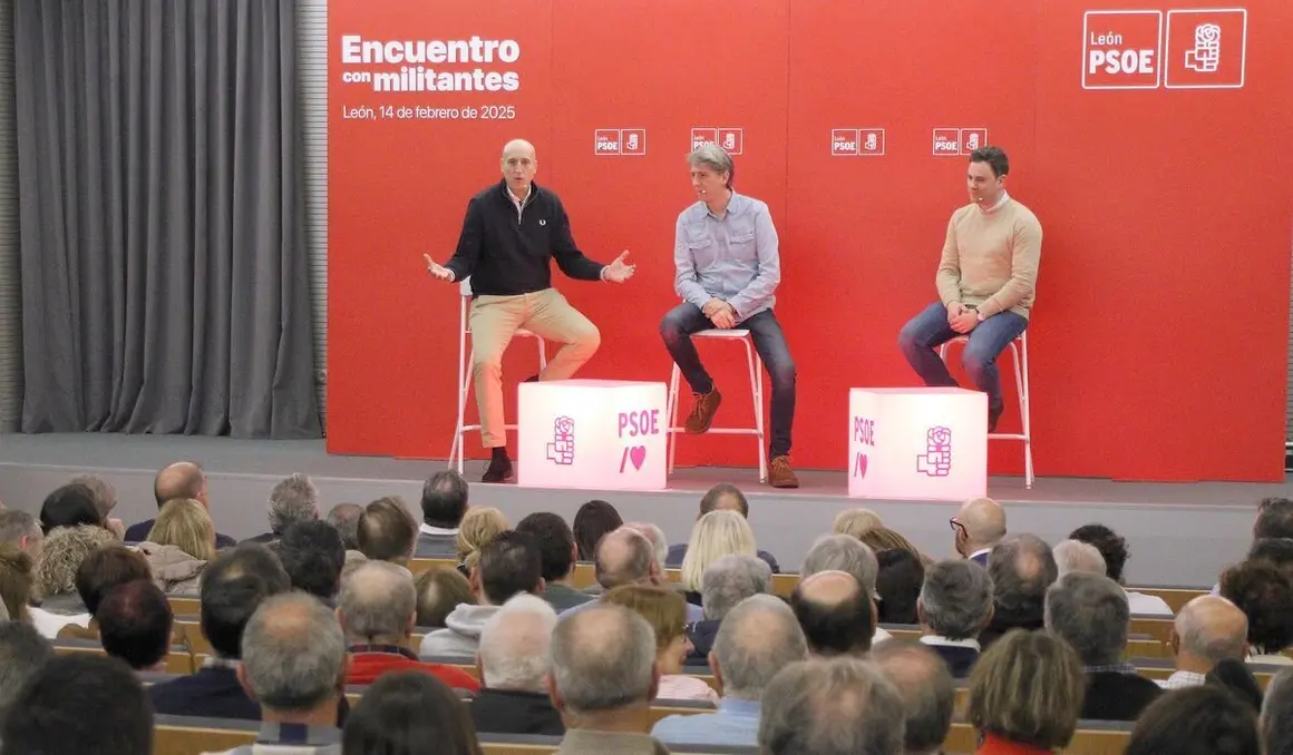 El secretario general electo del PSOE de Castilla y León, Carlos Martínez, participa en un encuentro con la militancia en León con el alcalde, José Antonio Diez y el secretario provincial Javier Cendón. Foto: Peio García.