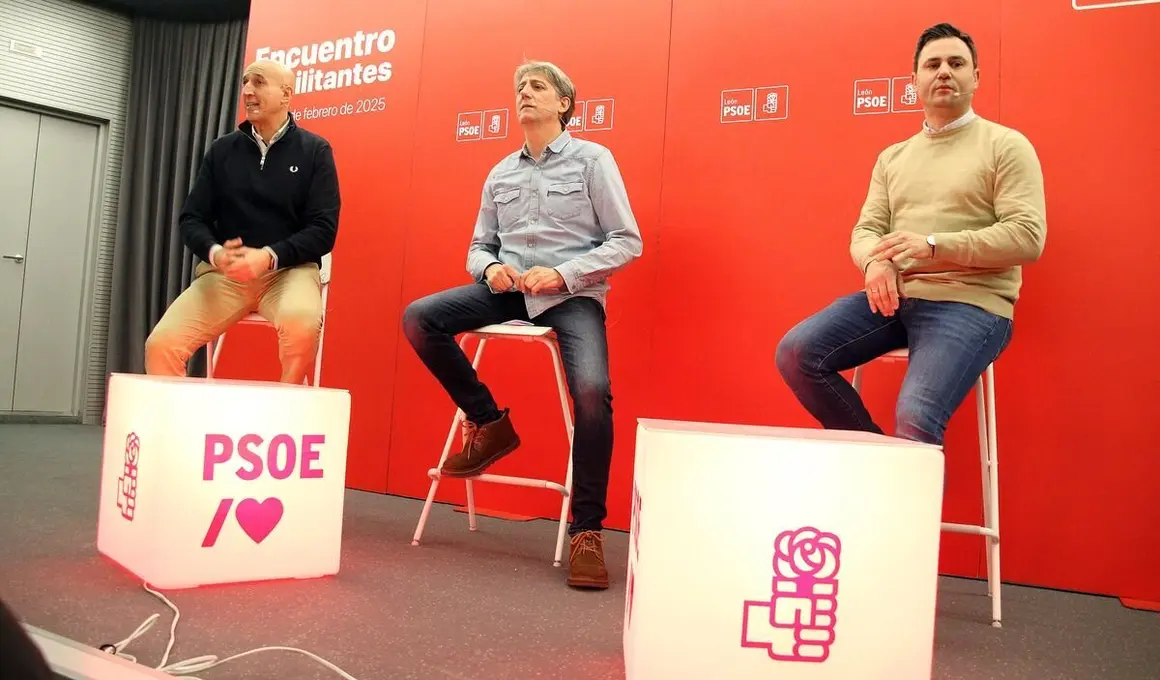 El secretario general electo del PSOE de Castilla y León, Carlos Martínez, participa en un encuentro con la militancia en León con el alcalde, José Antonio Diez y el secretario provincial Javier Cendón. Foto: Peio García.