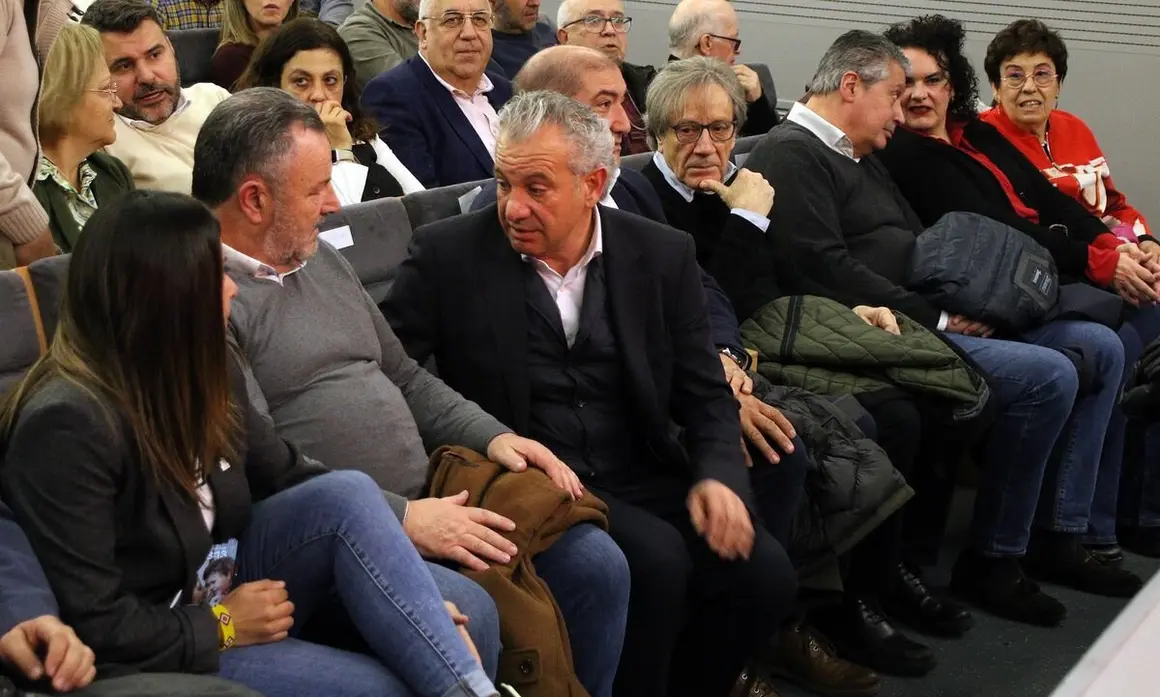 El secretario general electo del PSOE de Castilla y León, Carlos Martínez, participa en un encuentro con la militancia en León con el alcalde, José Antonio Diez y el secretario provincial Javier Cendón. Foto: Peio García.