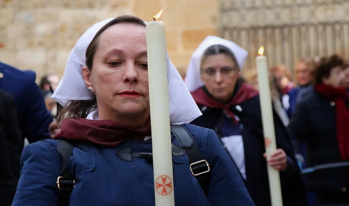 La Hospitalidad de Nuestra Señora de Lourdes en León celebra una procesión de antorchas, con salida y llegada a la Catedral. Foto: Peio García.