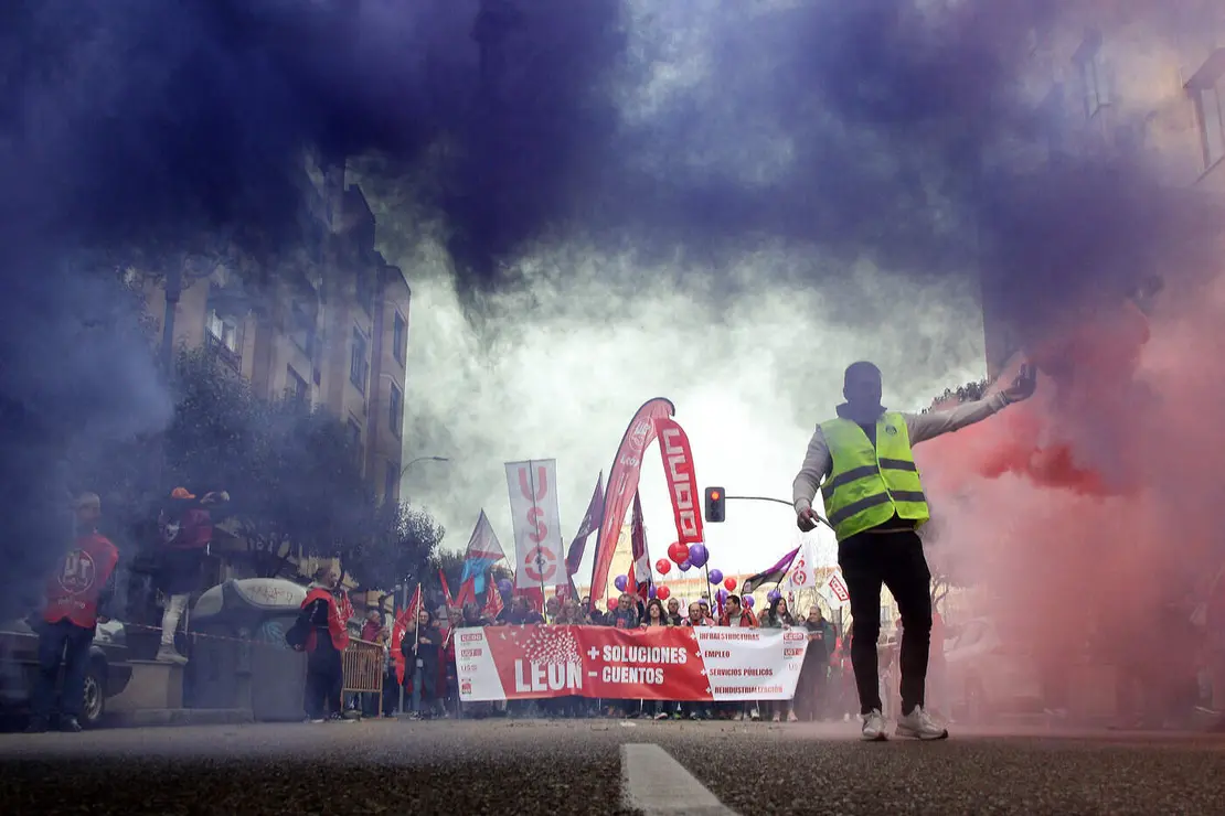 Miles de personas (13.000 según los datos oficiales recogidos por Policía Local y Nacional y facilitados por la Subdelegación del Gobierno) secundaron este en las calles de la capital leonesa el llamamiento de los sindicatos UGT, CCOO, USO y CGT, bajo el lema ‘Más soluciones y menos cuentos’. Foto: Peio García