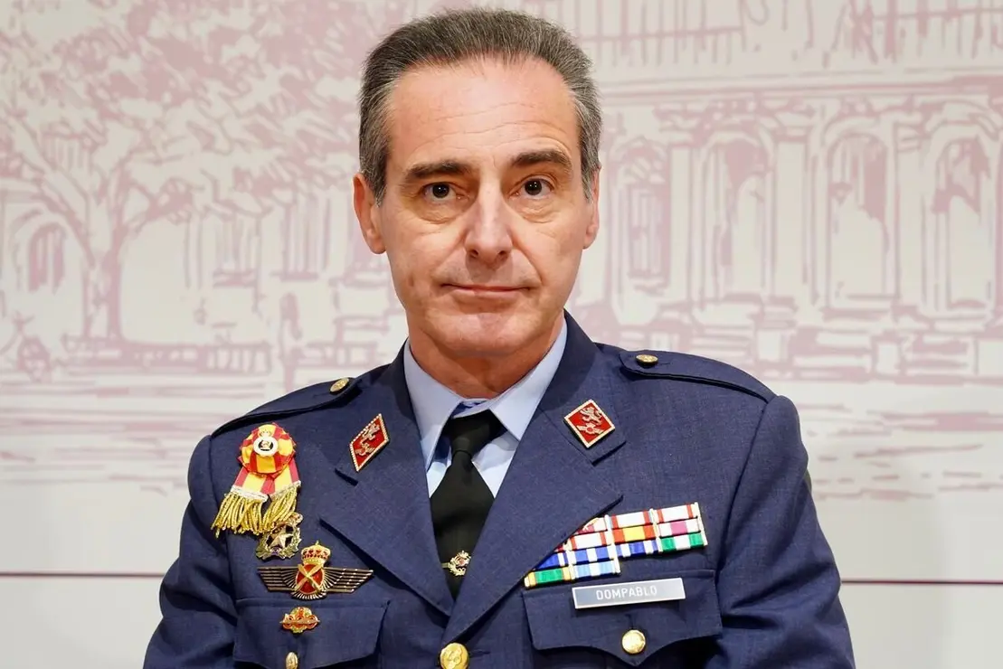 El alcalde de León, José Antonio Diez, presenta los actos del LXXX Aniversario del paso 'El Descendimiento' de la Real Cofradía del Santísimo Sacramento de Minerva y la Santa Vera Cruz, acompañado del abad, Alejandro García Fernández, y del coronel director de la Academia Básica del Aire y del Espacio, Ignacio de Dompablo. Foto: Campillo.