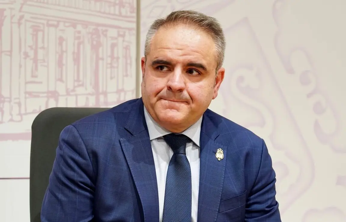 El alcalde de León, José Antonio Diez, presenta los actos del LXXX Aniversario del paso 'El Descendimiento' de la Real Cofradía del Santísimo Sacramento de Minerva y la Santa Vera Cruz, acompañado del abad, Alejandro García Fernández, y del coronel director de la Academia Básica del Aire y del Espacio, Ignacio de Dompablo. Foto: Campillo.