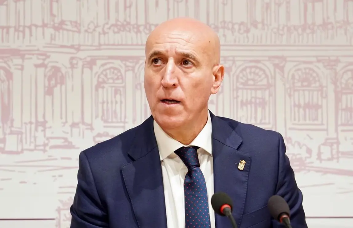 El alcalde de León, José Antonio Diez, presenta los actos del LXXX Aniversario del paso 'El Descendimiento' de la Real Cofradía del Santísimo Sacramento de Minerva y la Santa Vera Cruz, acompañado del abad, Alejandro García Fernández, y del coronel director de la Academia Básica del Aire y del Espacio, Ignacio de Dompablo. Foto: Campillo.