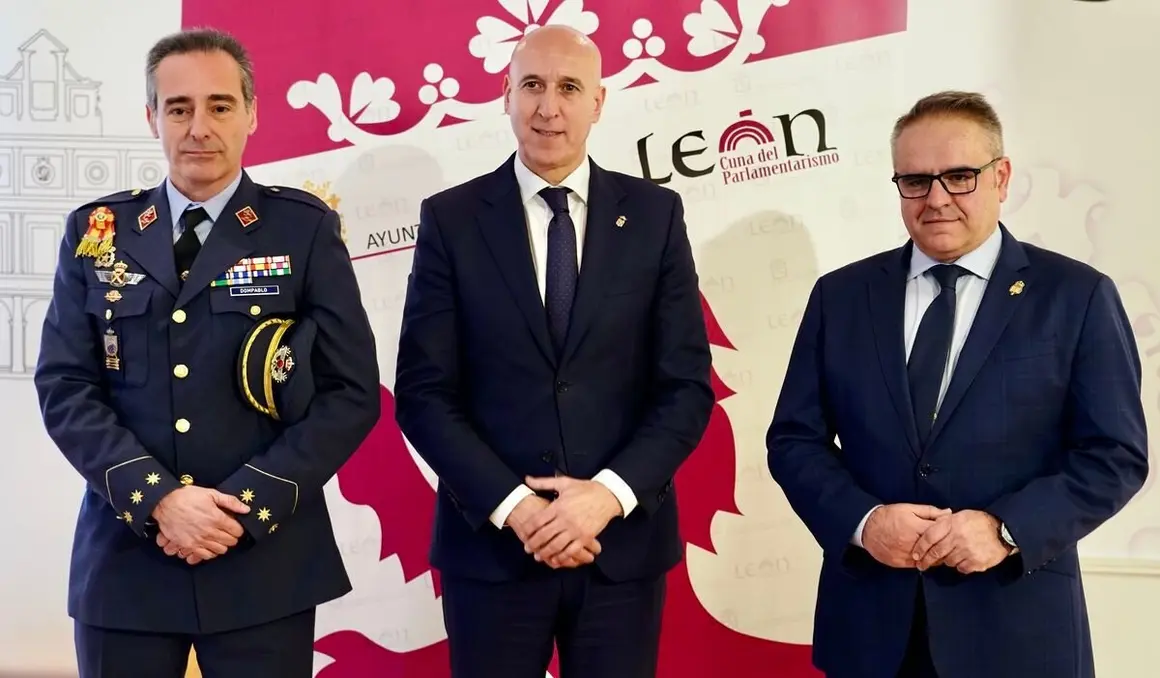 El alcalde de León, José Antonio Diez, presenta los actos del LXXX Aniversario del paso 'El Descendimiento' de la Real Cofradía del Santísimo Sacramento de Minerva y la Santa Vera Cruz, acompañado del abad, Alejandro García Fernández, y del coronel director de la Academia Básica del Aire y del Espacio, Ignacio de Dompablo. Foto: Campillo.