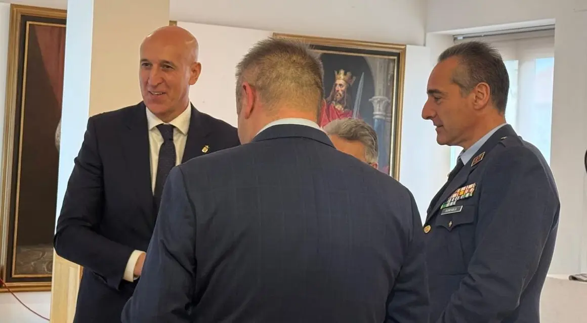 El alcalde de León, José Antonio Diez, presenta los actos del LXXX Aniversario del paso 'El Descendimiento' de la Real Cofradía del Santísimo Sacramento de Minerva y la Santa Vera Cruz, acompañado del abad, Alejandro García Fernández, y del coronel director de la Academia Básica del Aire y del Espacio, Ignacio de Dompablo. Foto: Silvia García Rubio.