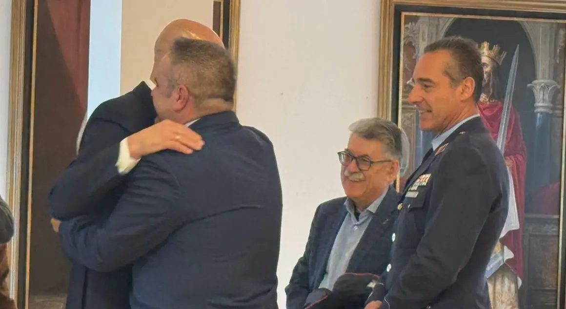 El alcalde de León, José Antonio Diez, presenta los actos del LXXX Aniversario del paso 'El Descendimiento' de la Real Cofradía del Santísimo Sacramento de Minerva y la Santa Vera Cruz, acompañado del abad, Alejandro García Fernández, y del coronel director de la Academia Básica del Aire y del Espacio, Ignacio de Dompablo. Foto: Silvia García Rubio.