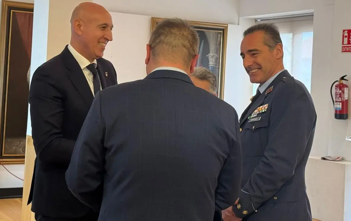 El alcalde de León, José Antonio Diez, presenta los actos del LXXX Aniversario del paso 'El Descendimiento' de la Real Cofradía del Santísimo Sacramento de Minerva y la Santa Vera Cruz, acompañado del abad, Alejandro García Fernández, y del coronel director de la Academia Básica del Aire y del Espacio, Ignacio de Dompablo. Foto: Silvia García Rubio.