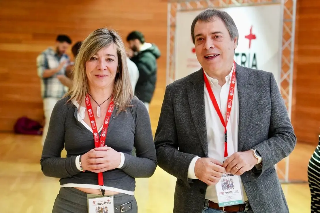 El secretario general de la Federación de Industria, Construcción y Agro de UGT (UGT FICA), Mariano Hoya, asiste a la presentación de la nueva comisión ejecutiva del sindicato en Castilla y León. Junto a él la nueva secretaria general de UGT FICA en Castilla y León, Sandra Vega. Fotos: Campillo.