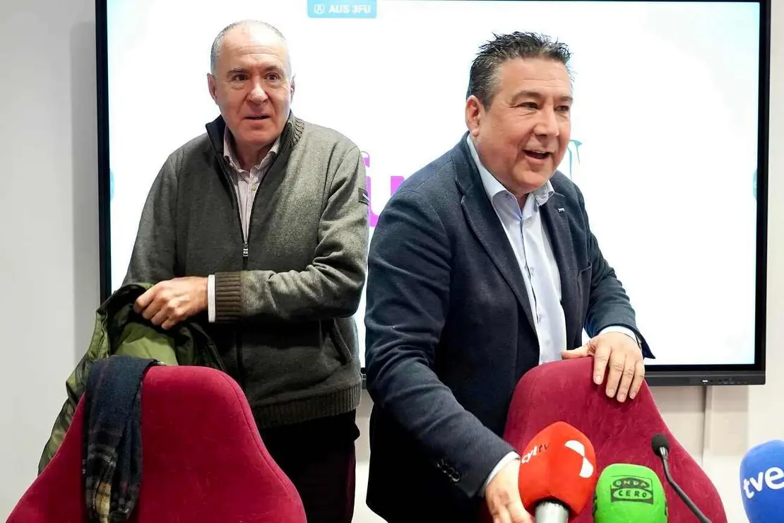 El secretario general de Unión del Pueblo Leonés, Luis Mariano Santos, y el vicesecretario, Eduardo López Sendino, valoran la manifestación celebrada el domingo por el futuro de la provincia de León. Foto: Campillo