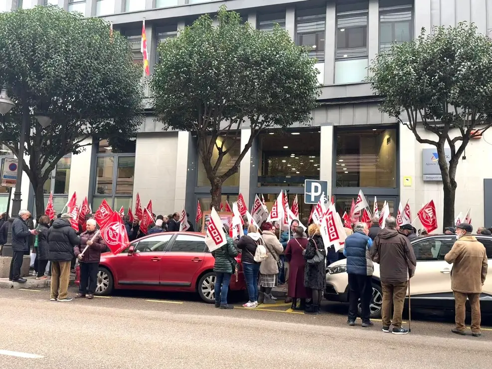 CCOO se concentra en León para exigir el pago de la deuda mutualistas. Fotos: Silvia García.