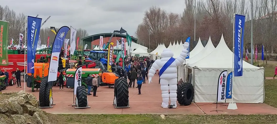 Nadie se ha querido perder este jueves la mirada al mundo desde Valencia de Don Juan. Como cada tercer jueves del mes de febrero Valencia de Don Juan ha vuelto a abrir de par en par las ventanas de su escaparate en la tradicional Feria de Febrero.