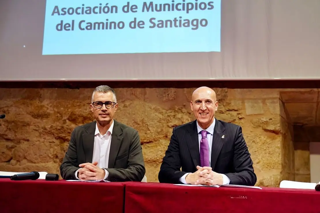 El alcalde de León, José Antonio Diez, preside junto al alcalde de Jaca, Carlos Serrano, la reunión de la Junta Directiva de la Asociación de Municipios del Camino de Santiago. Foto: Campillo.