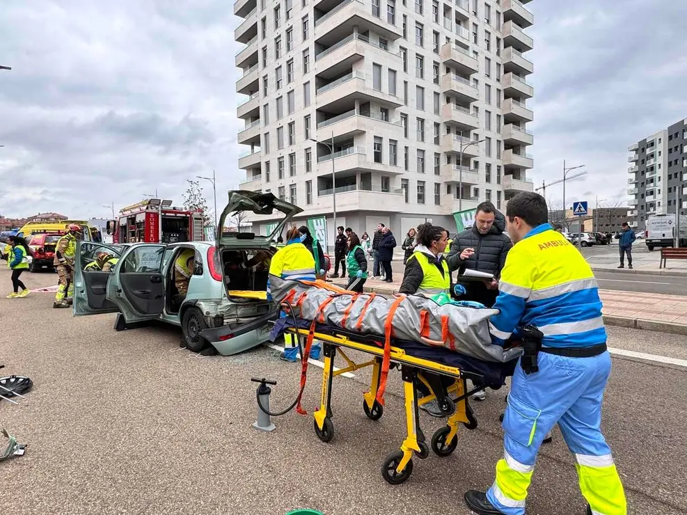 La Policía Local y el Servicio de Prevención y Extinción de Incendios (SEPEIS) del Ayuntamiento de León han participado esta mañana junto a personal sanitario en un simulacro de accidente de tráfico en la avenida de la Universidad organizado por el sindicato de enfermería Satse de León. Un ejercicio que ha puesto de manifiesto la efectividad de los cuerpos de seguridad y sanitarios ante una emergencia. Fotos: Ayuntamiento de León