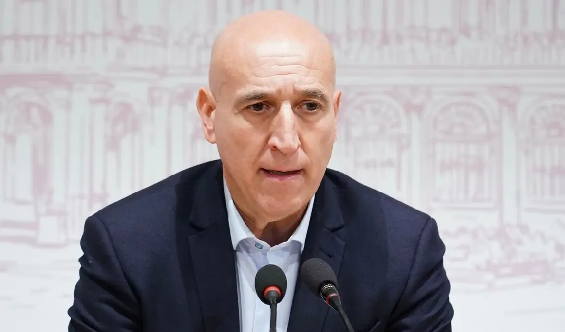 El alcalde de León, José Antonio Diez, ofrece una rueda de prensa junto a Jer?nimo Fern?ndez L?zarao, presidente de la Asociaci?n de Agencias de Viajes de Le?n