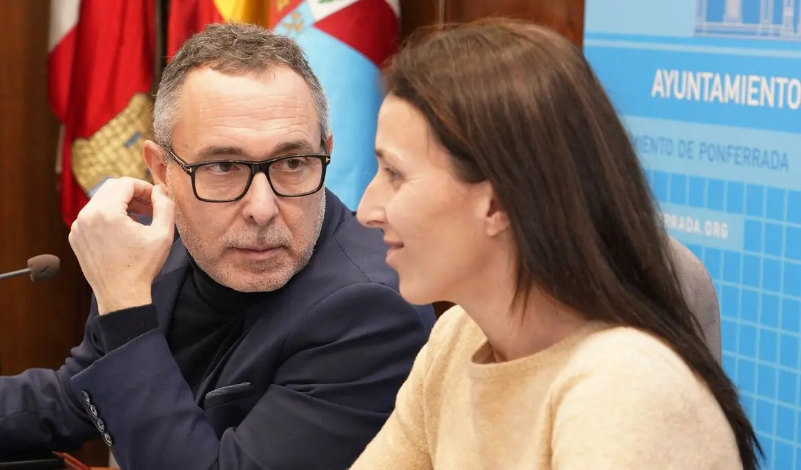 El concejal de Fiestas del Ayuntamiento de Ponferrada, Carlos Cortina, junto a la concejala de Deportes y Juventud, Eva González, durante la presentación de los detalles del Carnaval de Ponferrada 2025. Foto: César Sánchez.