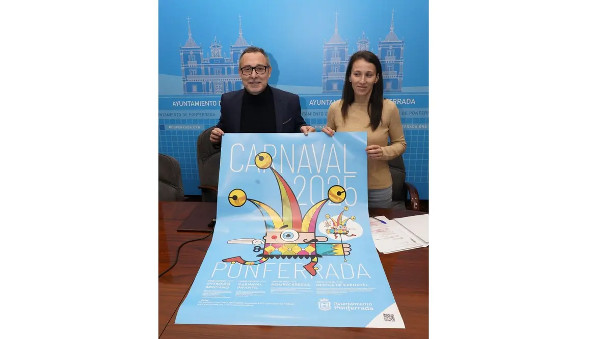 El concejal de Fiestas del Ayuntamiento de Ponferrada, Carlos Cortina, junto a la concejala de Deportes y Juventud, Eva González, durante la presentación de los detalles del Carnaval de Ponferrada 2025. Foto: César Sánchez.