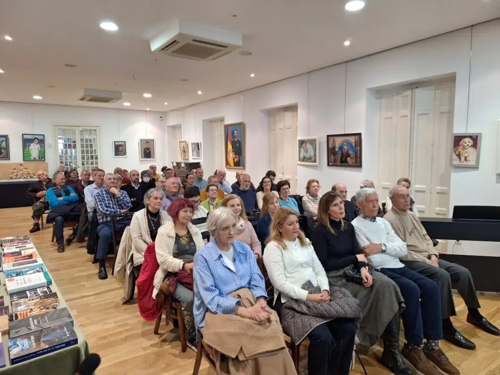La filóloga leonesa Margarita Álvarez Rodríguez expone su conferencia 'El edadismo y su lenguaje'.