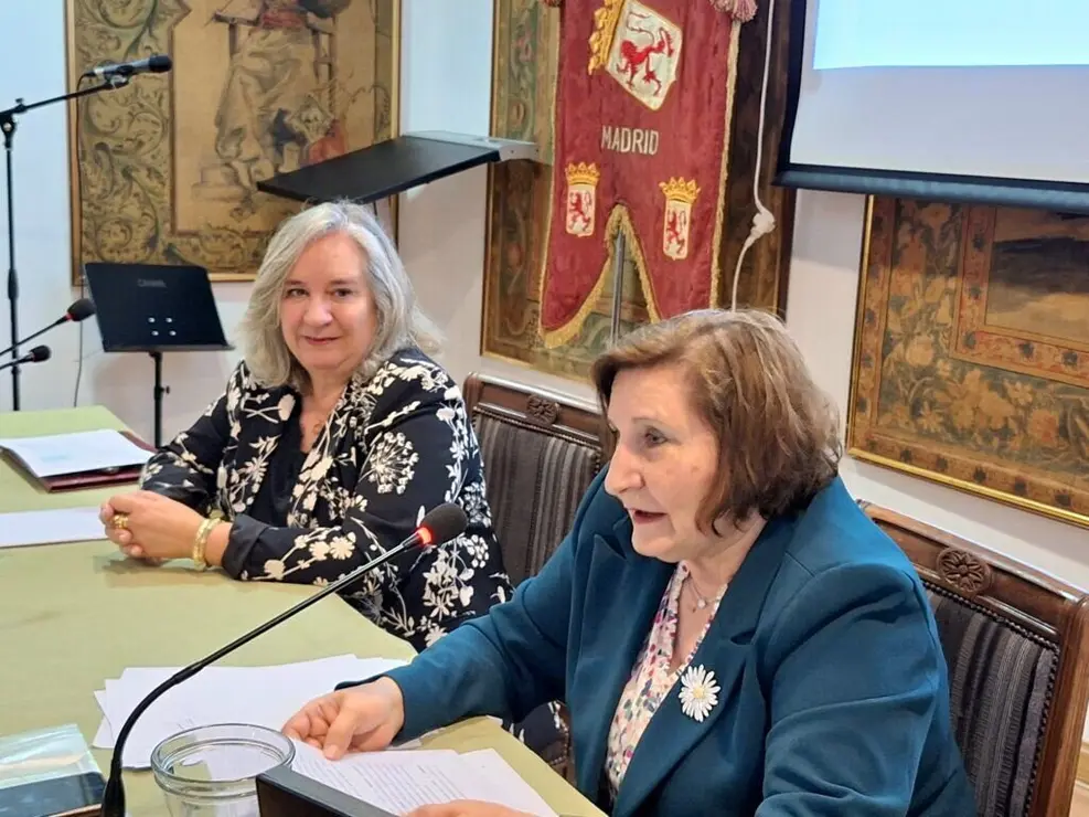 La filóloga leonesa Margarita Álvarez Rodríguez expone su conferencia 'El edadismo y su lenguaje'.