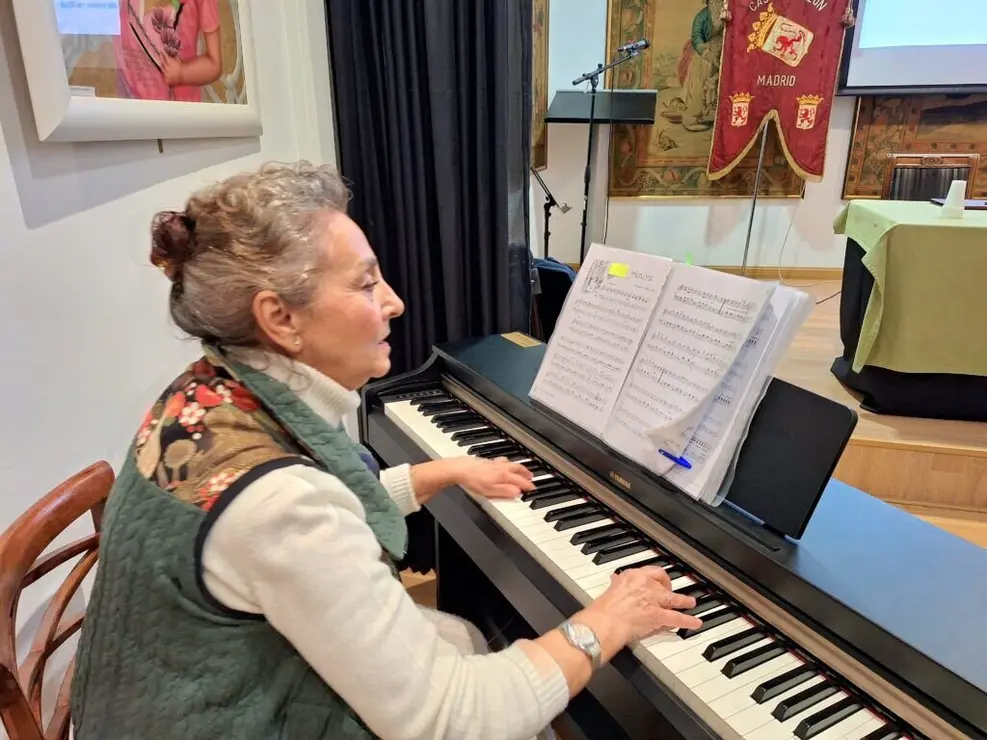 La filóloga leonesa Margarita Álvarez Rodríguez expone su conferencia 'El edadismo y su lenguaje'.