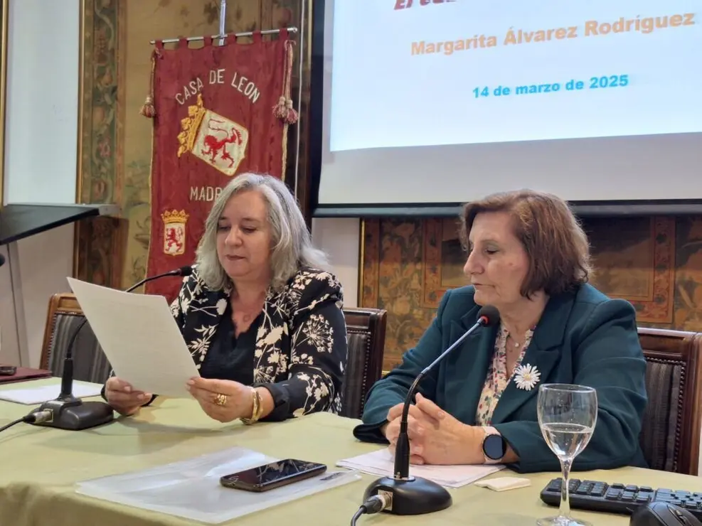 La filóloga leonesa Margarita Álvarez Rodríguez expone su conferencia 'El edadismo y su lenguaje'.