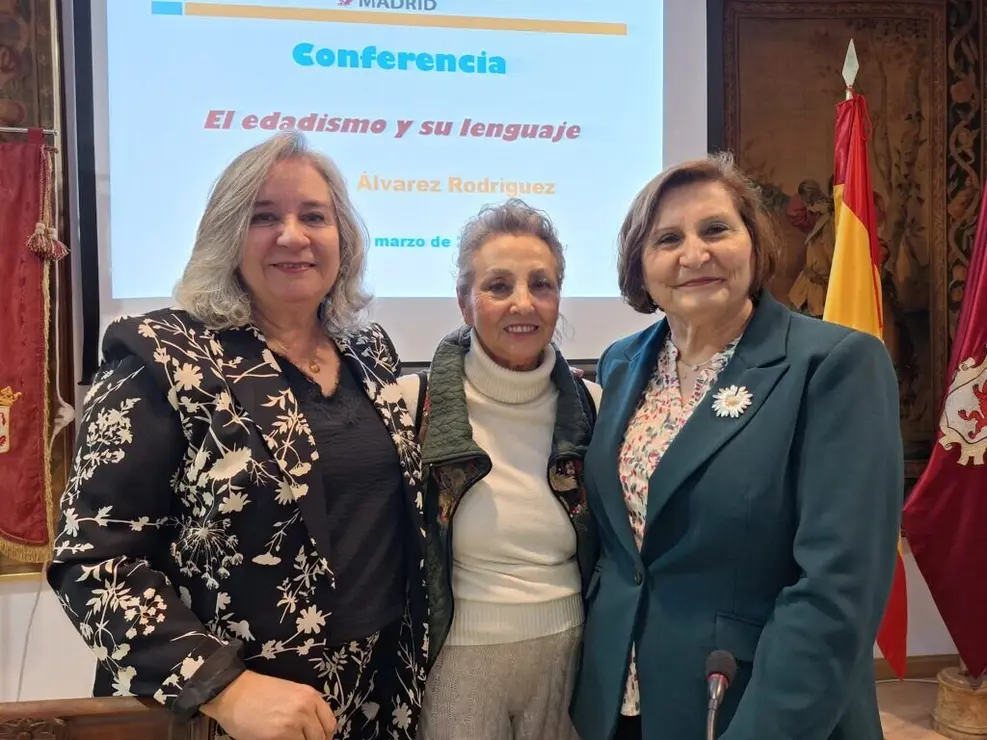 La filóloga leonesa Margarita Álvarez Rodríguez expone su conferencia 'El edadismo y su lenguaje'.