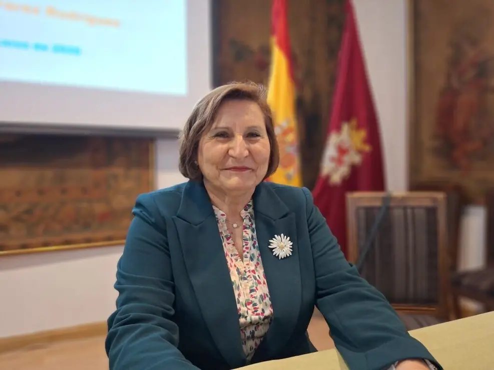 La filóloga leonesa Margarita Álvarez Rodríguez expone su conferencia 'El edadismo y su lenguaje'.