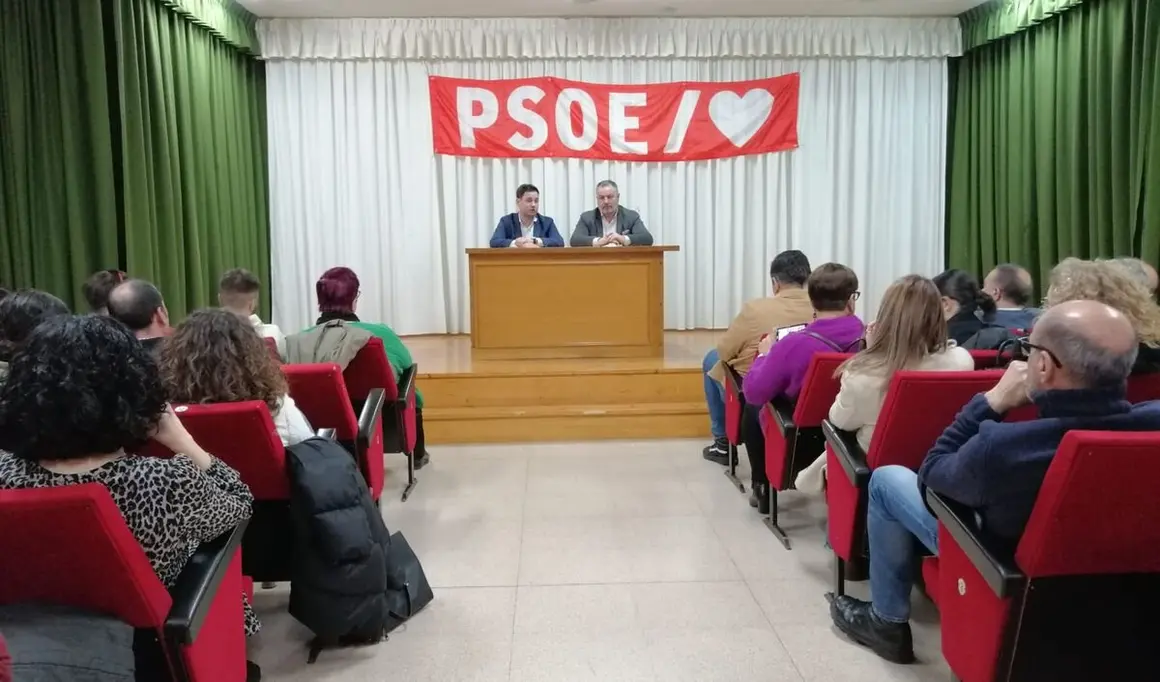 El secretario general del PSOE de León y diputado en el Congreso, Javier Alfonso Cendón, celebra un encuentro con la militancia del Bierzo en Camponaraya.