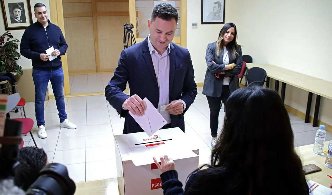 Javier Alfonso Cendón vota en las primarias del PSOE de León.