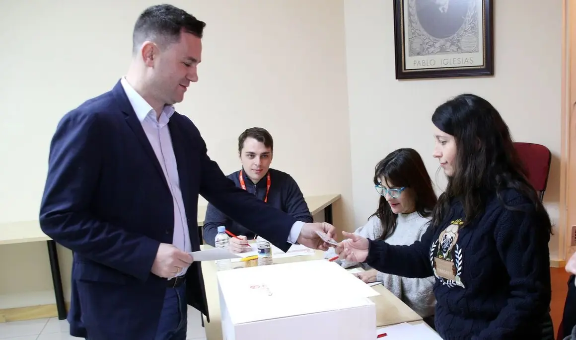 Votaciones de las elecciones primarias del PSOE de León; en la imagen, el candidato Javier Alfonso Cendón. Foto: Peio García.