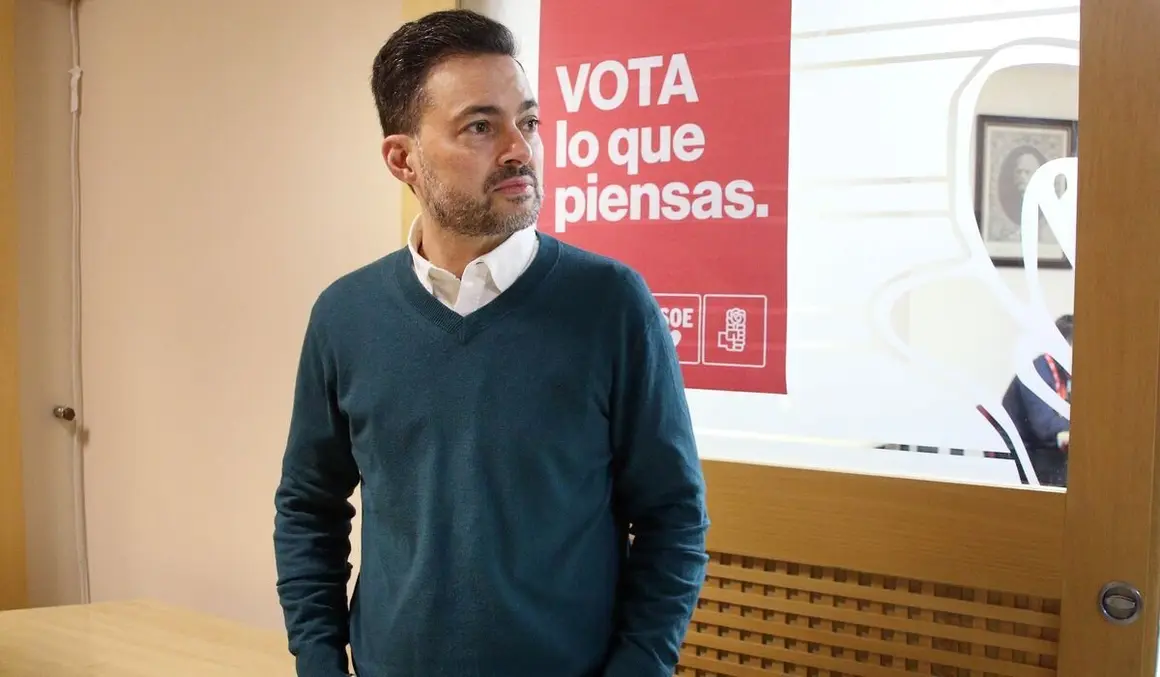 Votaciones de las elecciones primarias del PSOE de León; en la imagen, el candidato Javier Alfonso Cendón