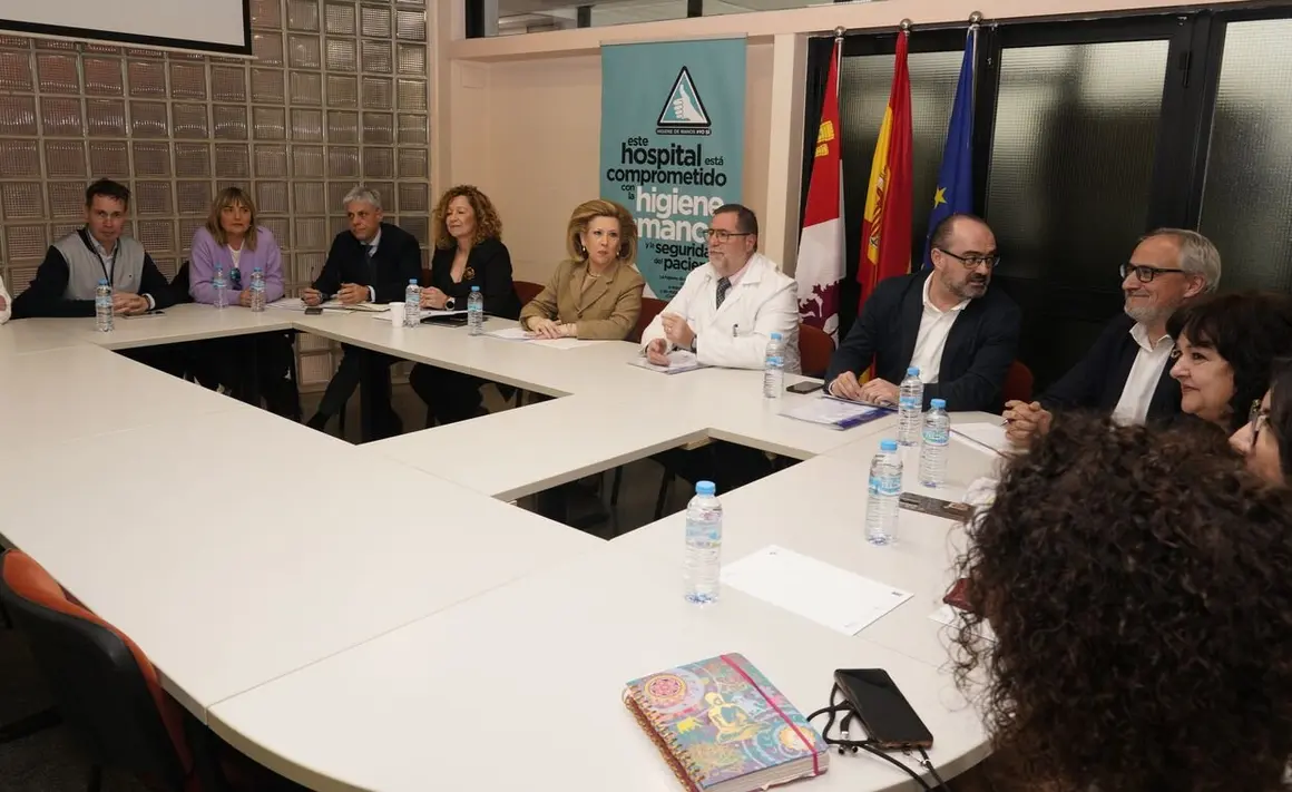 La gerente regional de Salud, Violeta Martínez, preside la primera reunión de la Comisión de seguimiento del Plan de Garantía Asistencial para El Bierzo junto al gerente de Asistencia Sanitaria del Bierzo, Juan Ortiz de Saracho