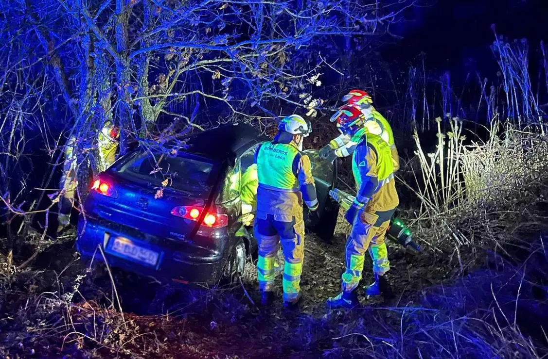 Bomberos intervienen un accidente.
