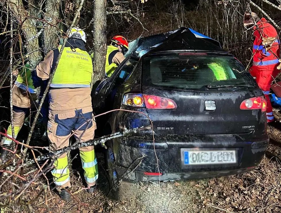 Una mujer de 47 años resultó herida tras sufrir una salida de vía con su turismo en el kilómetro 7 de la LE-441, en San Andrés del Rabanedo (León), según informó el Servicio de Emergencias Castilla y León 1-1-2. Bomberos de León acudieron a excarcelar a la mujer herida. Fotos: Bomberos de León